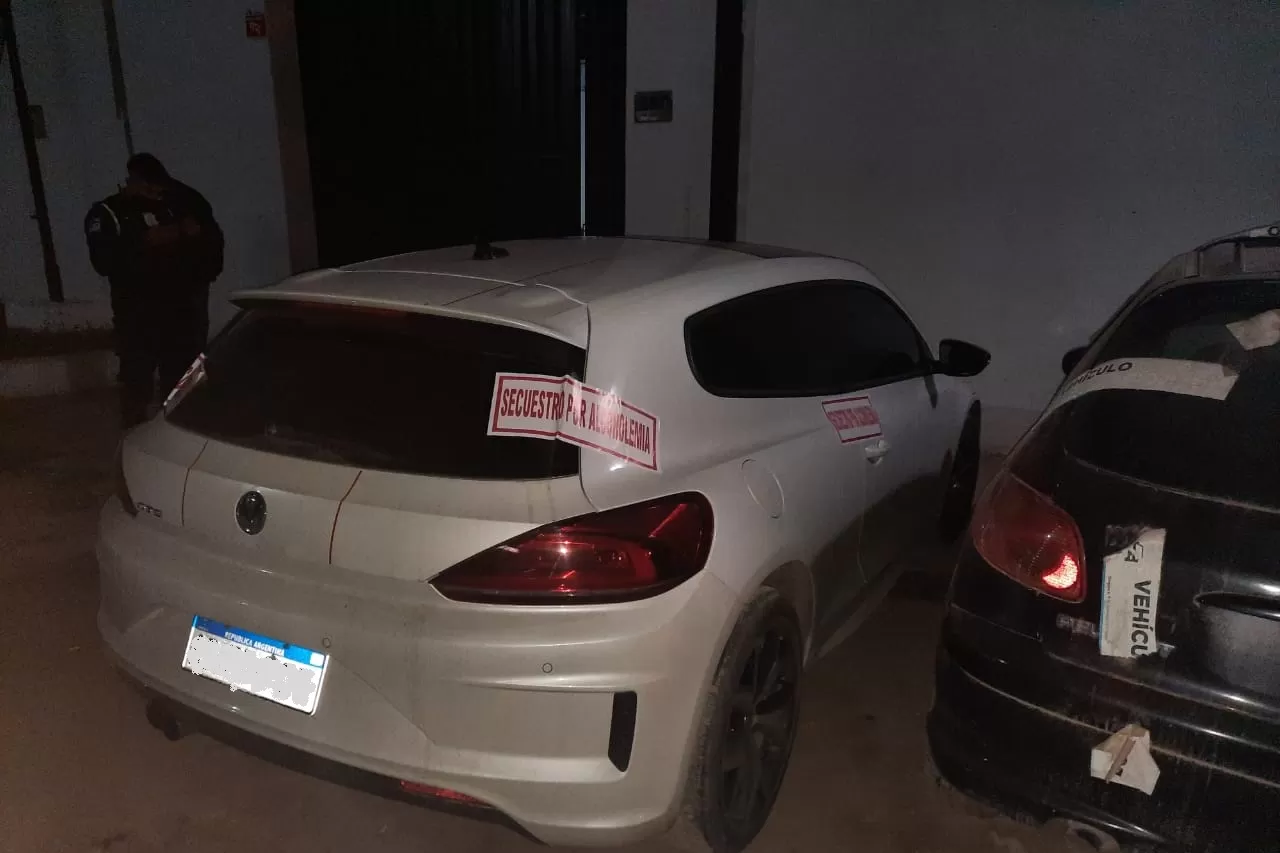 SECUESTRO. El VW blanco quedó retenido en el depósito municipal. Foto: Policía de Tucumán