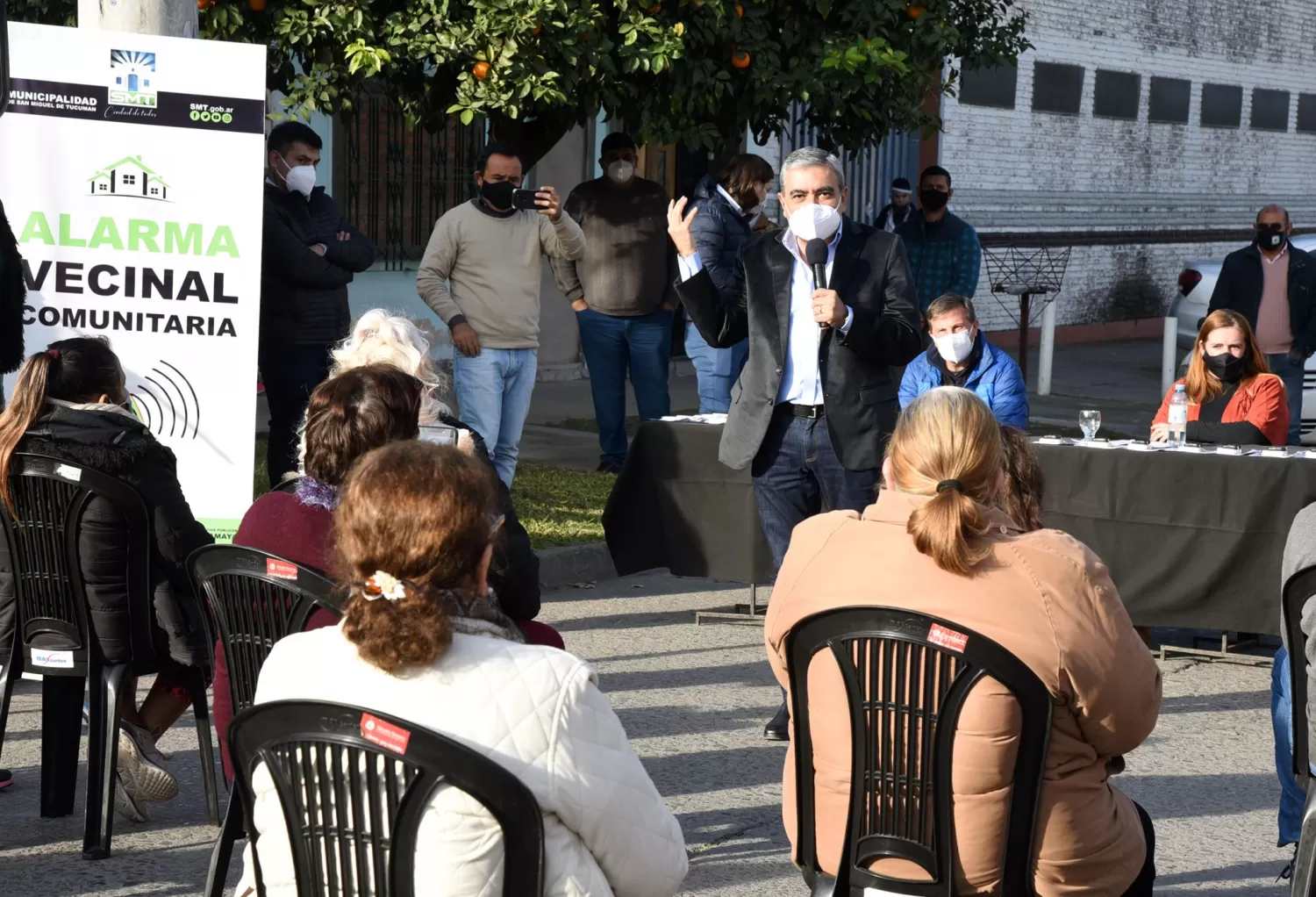 PROGRAMA DE ALARMAS VECINALES. Alfaro, en un acto de entrega de dispositivos. Foto: Prensa SMT