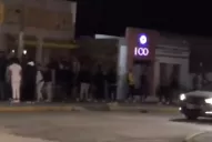 Video: una violenta pelea entre jóvenes, a la salida de un bar, terminó con un detenido