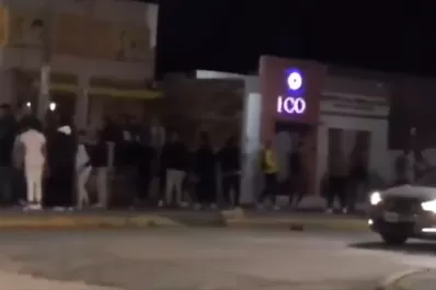Video: una violenta pelea entre jóvenes, a la salida de un bar, terminó con un detenido