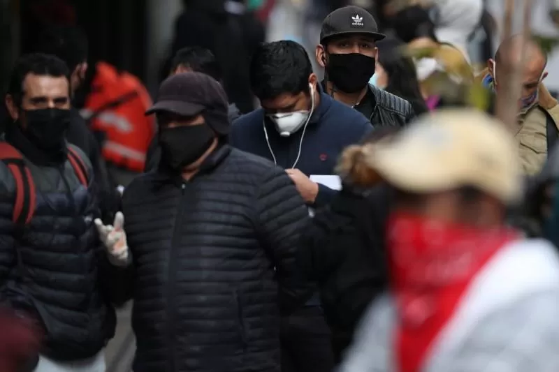 CHILE. El país trasandino registró la cifra de positividad más baja desde diciembre. Foto de Reuters.