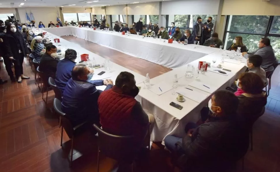 REUNIÓN. Unos 60 dirigentes debatieron sobre política en la Legislatura. 