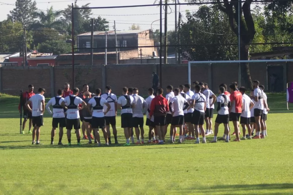 LOS QUIERE ENFOCADOS EN LO FUTBOLÍSTICO. De Muner no pierde el tiempo en detalles menores y sólo apunta a que sus jugadores continúen mejorando para que San Martín pueda seguir creciendo. 