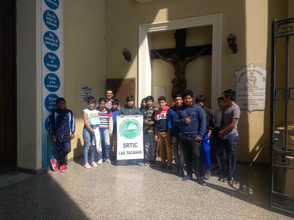 CONOCIENDO LA CIUDAD. El profesor Gustavo Avellaneda junto a sus alumnos en un viaje a la capital.  