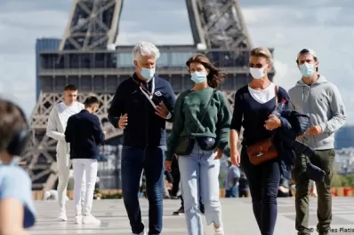 Francia: Macrón insiste en la posibilidad de despedir a un trabajador si no se vacuna