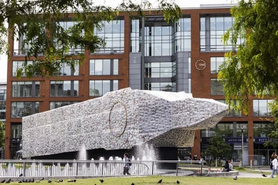 Marta Minujín presentó un Big Ben tumbado