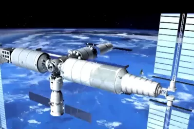 Astronautas de la estación china realizan su primera caminata espacial