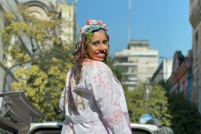 FELIZ. Agustina Vega se quedó sin internet horas antes de rendir y la ayuda de su vecina fue imprescindible para que cumpla su sueño. 