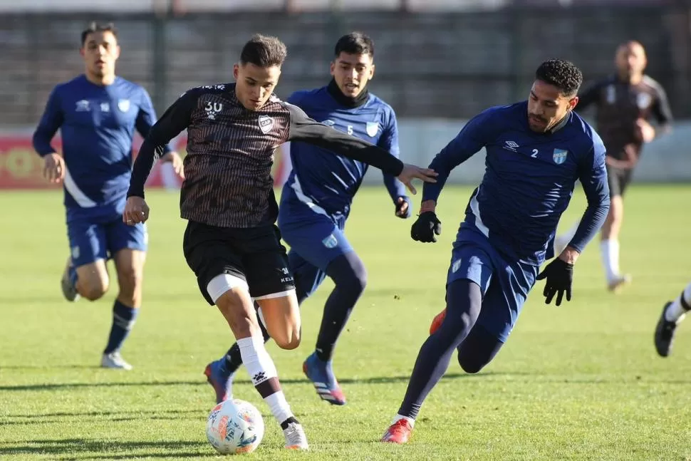 MARCA ZONAL. Marcelo Ortiz y Abel Bustos intentan frenar sin éxito a Mauro Bogado, volante de Platense, durante el primero de los amistosos de ayer en Buenos Aires. twitter@CAPLATENSE