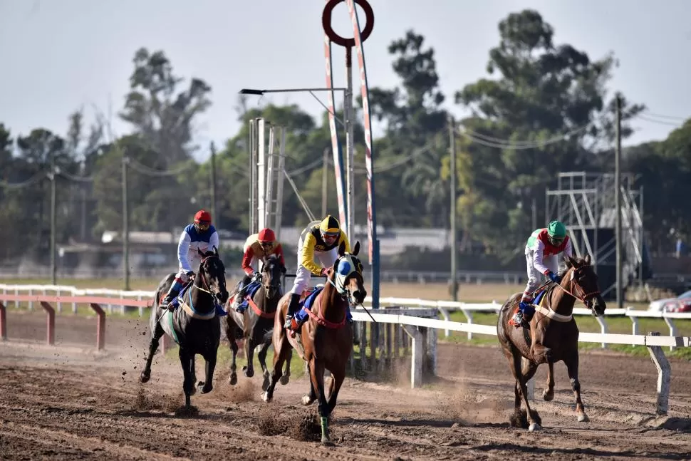 GRAN MOMENTO. Wan Runner contó con la excelente conducción de “Cheo” Abregú para derrotar a Doble Alegría (derecha). la gaceta / foto de Ines Quinteros Orio