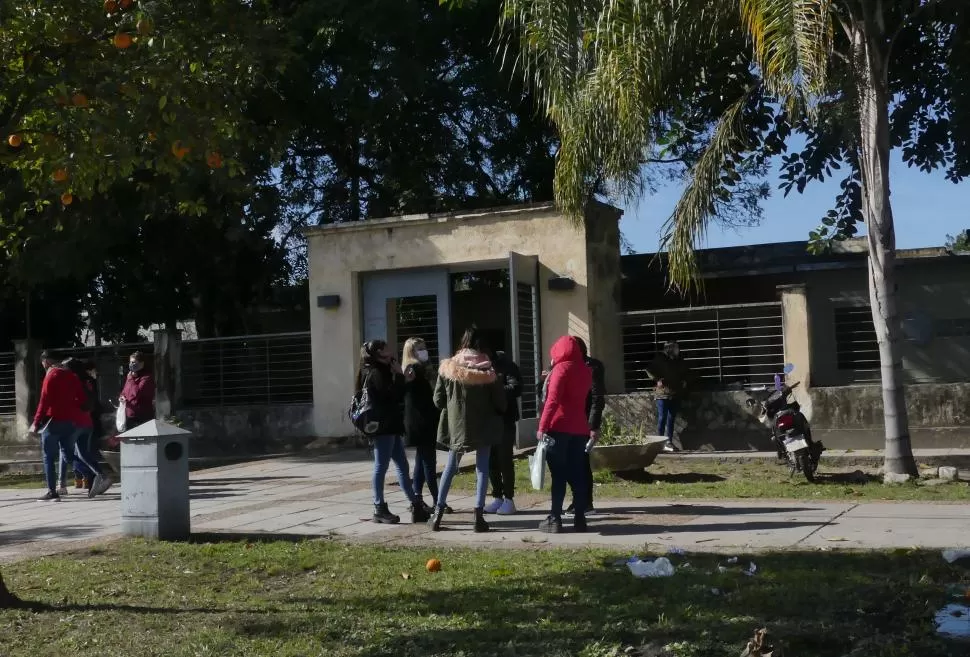 EXPECTATIVAS. Los aspirantes a la carrera de Kinesiología se dieron cita ayer a la mañlana en Monteros para las pruebas del ingreso.  la gaceta / foto de Osvaldo Ripoll