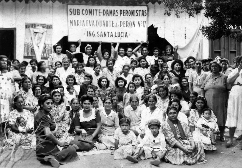 EN SANTA LUCÍA. La foto es de 1951, año en el que las mujeres votaron por primera vez en todo el país. foto gentileza de lucía mercado al laboratorio de digitalización del instituto superior de estudios sociales
