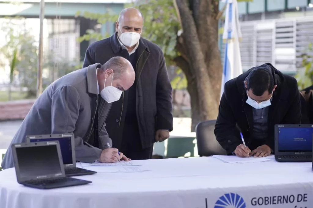 FIRMA DEL CONVENIO entre el Ministro de Educación y el intendente de Simoca. El Gobernador también estuvo presente.