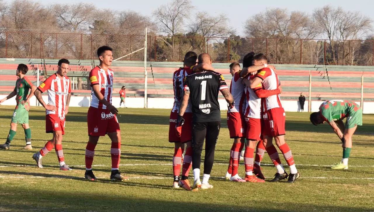 SONRISAS. San Martín logró un triunfazo en Carlos Casares: con gol de Lucas Cano, a poco de su ingreso en el complemento, venció 1 a 0 a Agropecuario y está tercero en la zona A de la Primera Nacional.