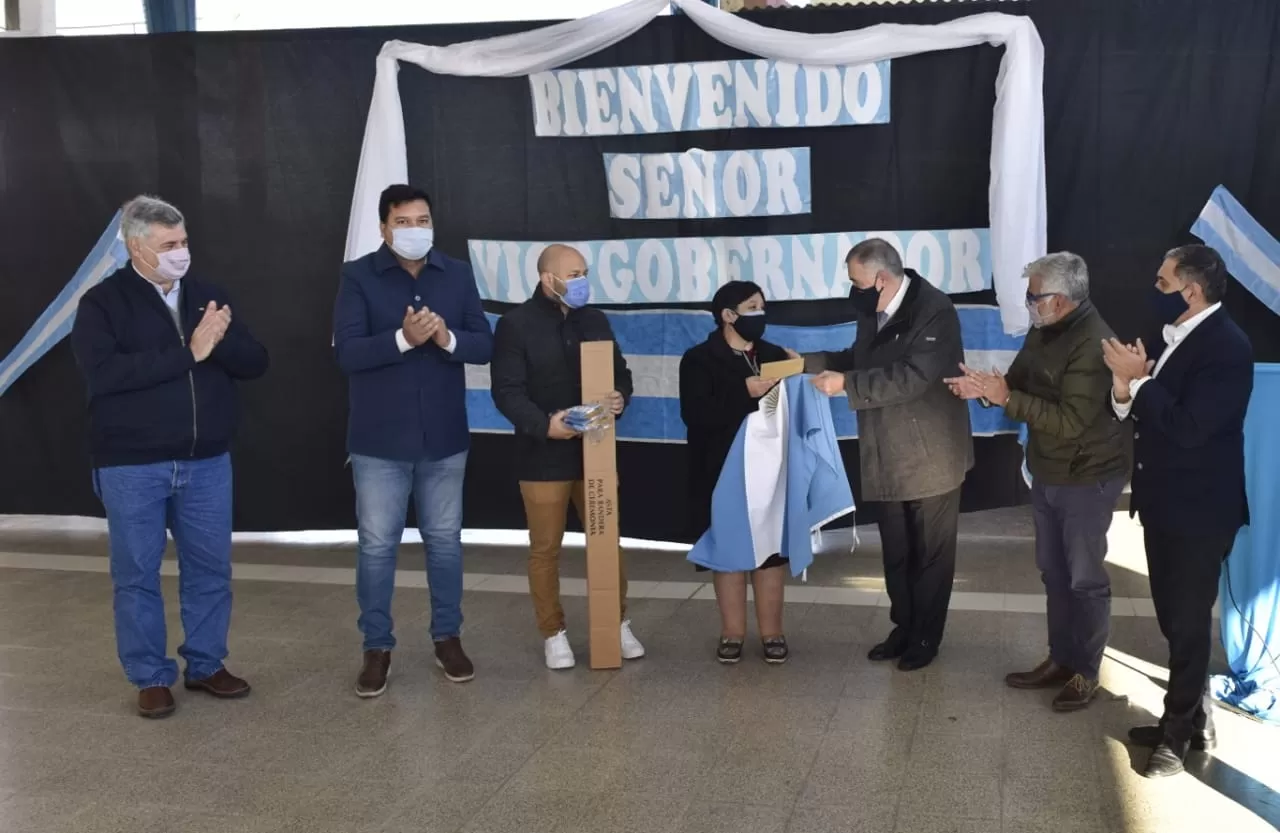 VISITA. Jaldo, en Taco Ralo, hace entrega de beneficios para alumnos de la zona. Foto: Prensa HLT