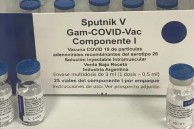 Cafiero y Vizzotti reciben primeras dosis de Sputnik V producidas en el país