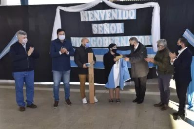 Para un comedor y un invernadero: Jaldo entregó un subsidio a una escuela de Taco Ralo