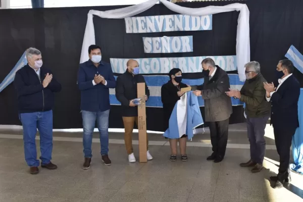 Para un comedor y un invernadero: Jaldo entregó un subsidio a una escuela de Taco Ralo