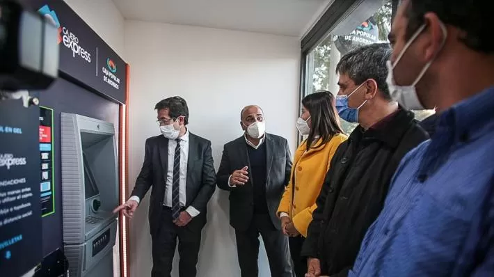 El gobernador Juan Manzur durante la inauguración del primer cajero automático de Villa Benjamín Aráoz.