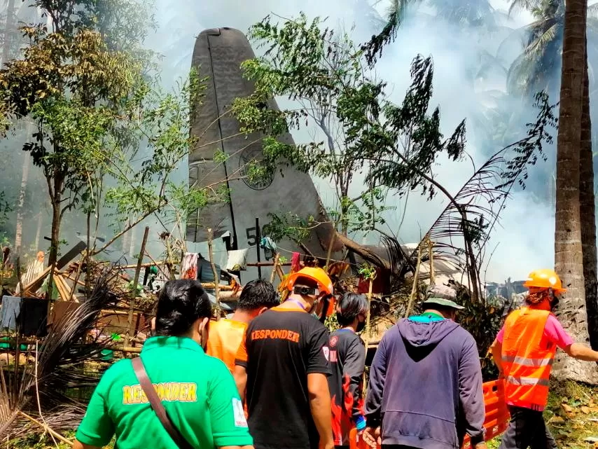 TRAGEDIA. Un grupo de persona asiste a los heridos tras el accidente. 