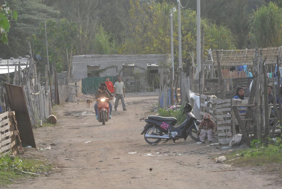 EN LULES. Una de las callejuelas del asentamiento La Chabela.  