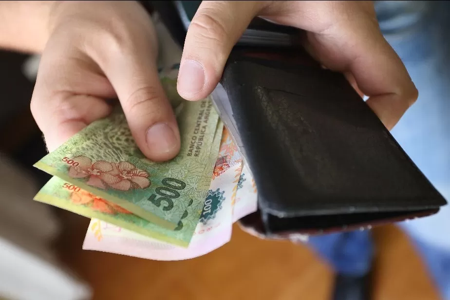 LUCHA CONSTANTE. El salario no le puede ganar a la inflación.  