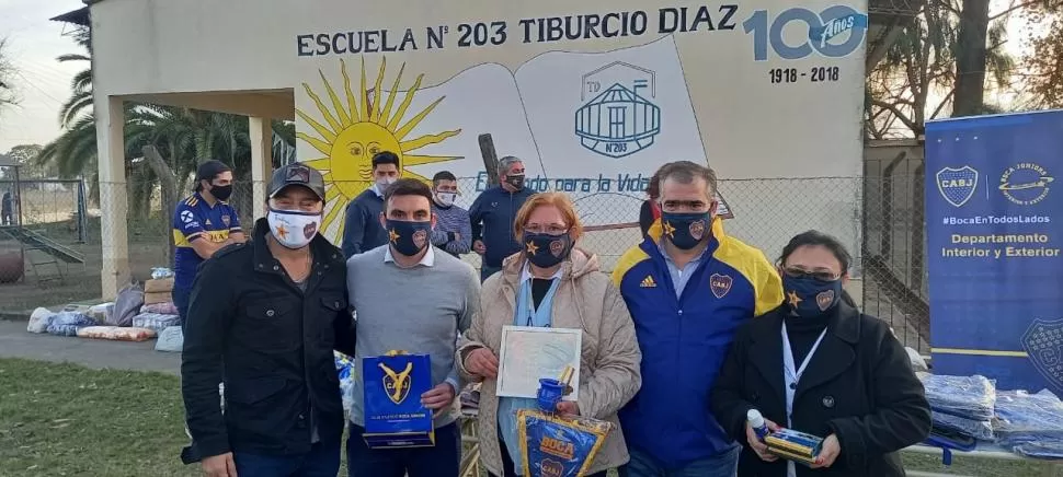 EN SIMOCA. Emiliano Algieri; tesorero de Boca Social, Fresia; Magdalena Moreno, directora del turno tarde; Colombo y Lescano, juntos en la escuela “Tiburcio Díaz”.  