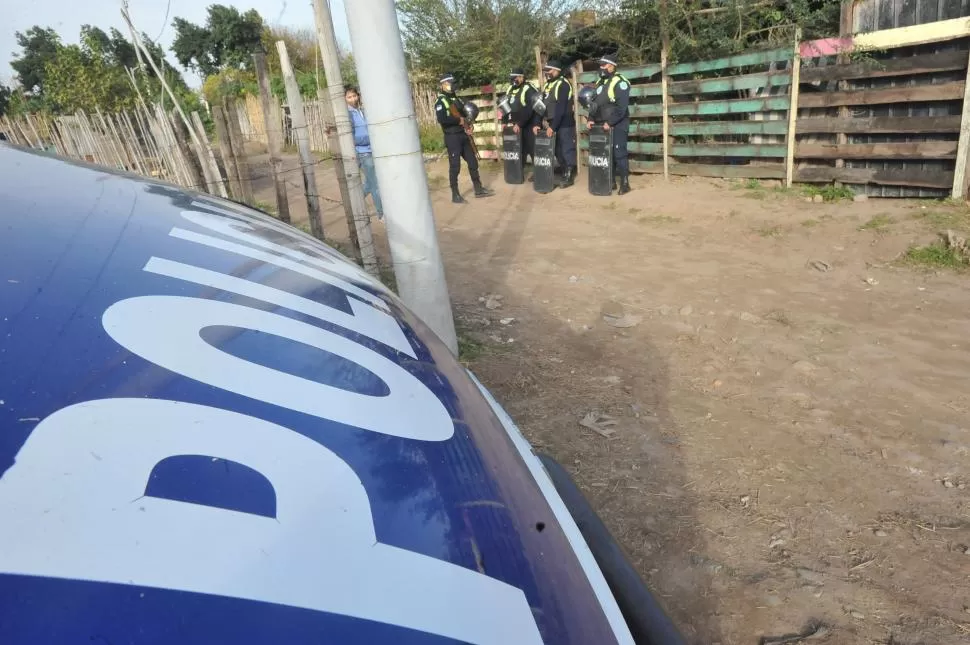 GUARDIANES. Una consigna policial custodia la casa de los acusados, que podría contener pruebas para determinar cuál fue el móvil del crimen. 