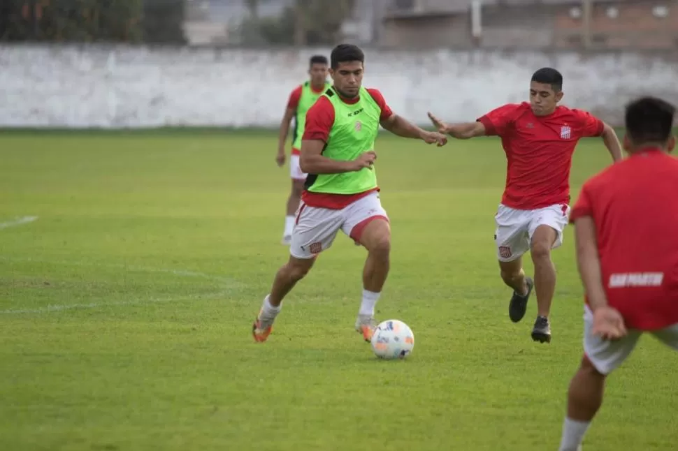 SIEMPRE CUMPLE. Lopes se transformó en una garantía en el fondo. Es férreo en la marca y hace sentir el rigor a los rivales. 