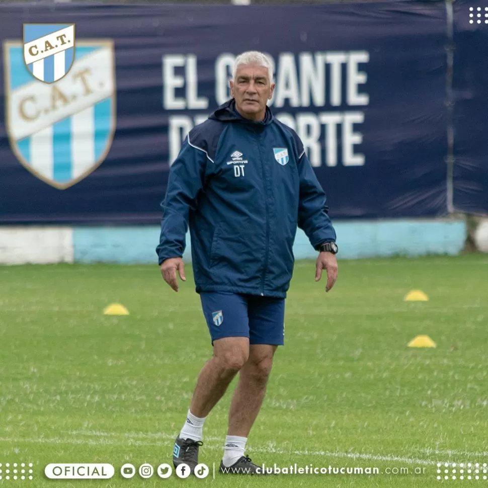 CALMA. Omar De Felippe continúa preparando al “Decano” para su segundo campeonato. Aunque hasta el momento fueron más los jugadores que se fueron que los que llegaron, el entrenador mantiene la calma. 