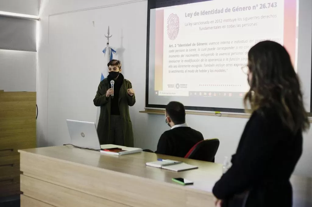 Capacitan a docentes y directivos para garantizar la transición de identidad de género en las escuelas