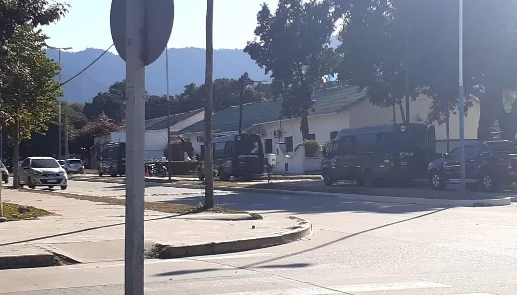 Allanan Gendarmería y detienen a varios jefes en el norte del país