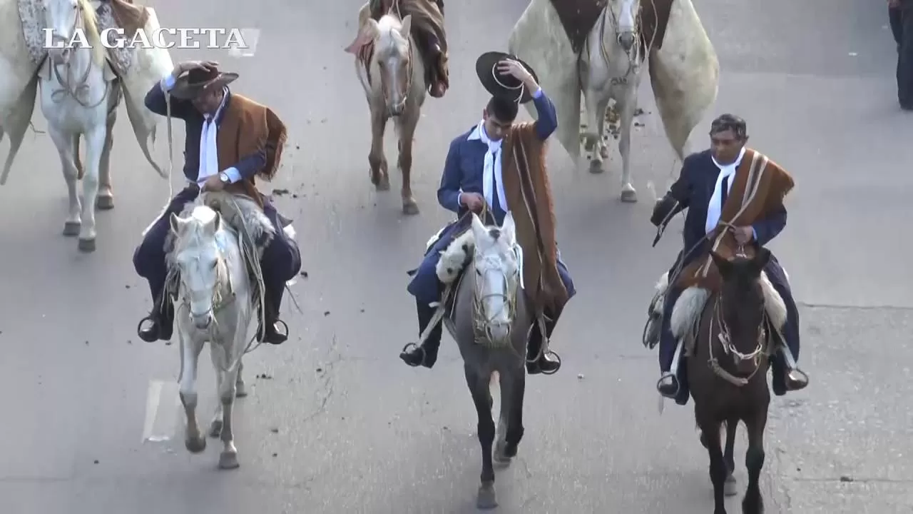 RECUERDO DEL BICENTENARIO. Gauchos desfilaron para los festejos de 2016. Archivo / Captura de video