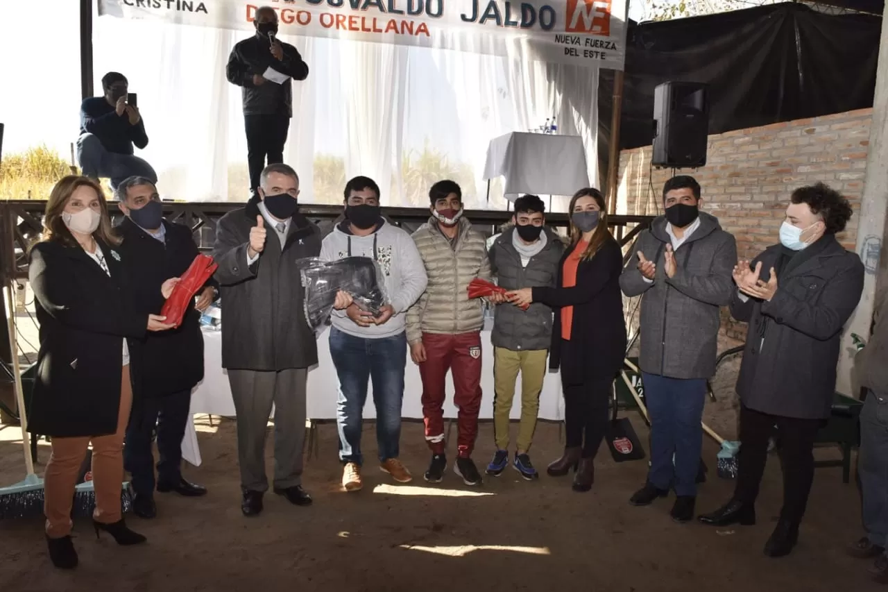 ACTO EN RÍO COLORADO. El vicegobernador Jaldo, con vecinos y dirigentes. Foto: Prensa HLT