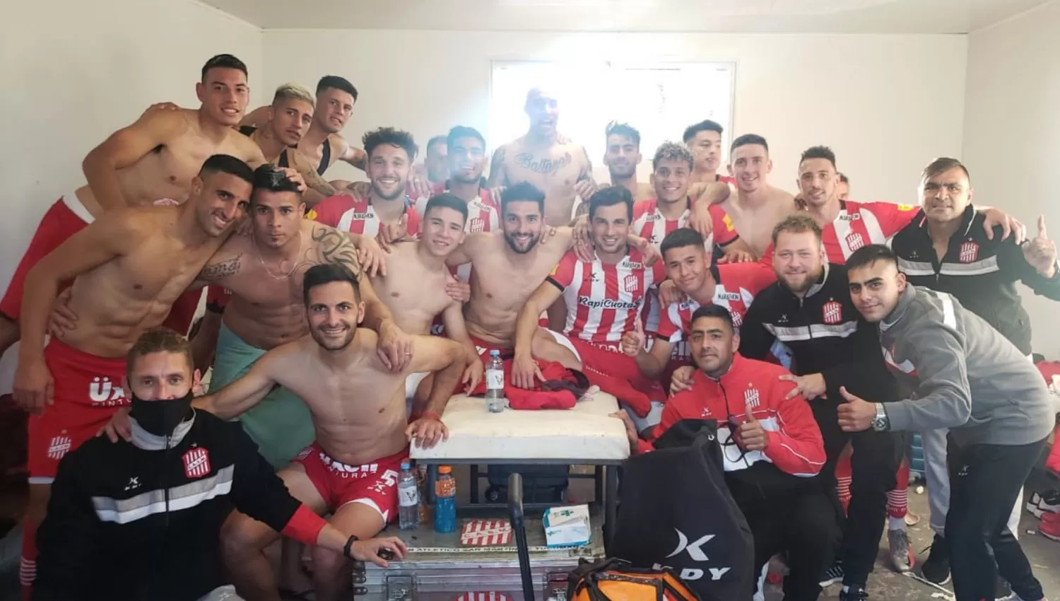 CON BAILE. Los jugadores de San Martín celebraron el 1 a 0 conseguido ante Agropecuario.