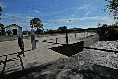 El socavón que amenazaba tragarse viviendas se transformó en un extenso canal revestido