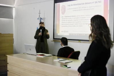 Capacitan a docentes y directivos para garantizar la transición de identidad de género en las escuelas