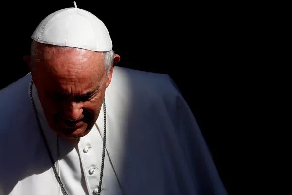 El papa Francisco ya camina tras la operación de colon