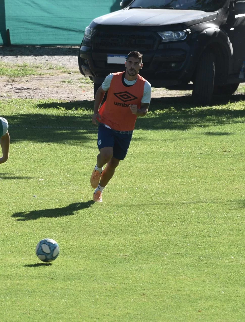 UNA FIJA. Tanto con Ricardo Zielinski como con Omar De Felippe, Cristian Erbes fue siempre titular en Atlético. El torneo pasado compartió el medio con “Bebe” Acosta  