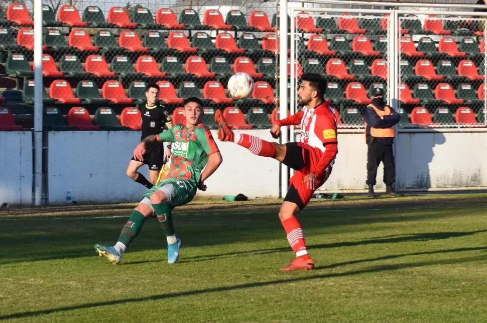 SOLIDEZ. Martínez rechaza ante la presencia de un rival. Desde la llegada de De Muner San Martín sumó su sexto partido sin recibir goles.  