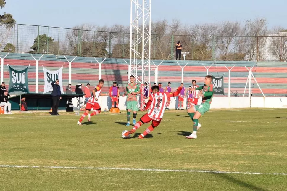 ES SU COSTUMBRE. De Muner, bien vestido y pegado a la raya, vivió el partido a pleno. 