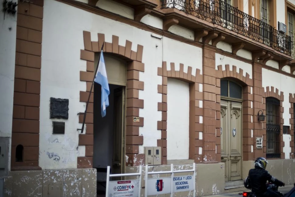 TEMOR. La fuga de gas alteró las primeras horas de la mañana en la escuela Sarmiento y en el resto de la cuadra.