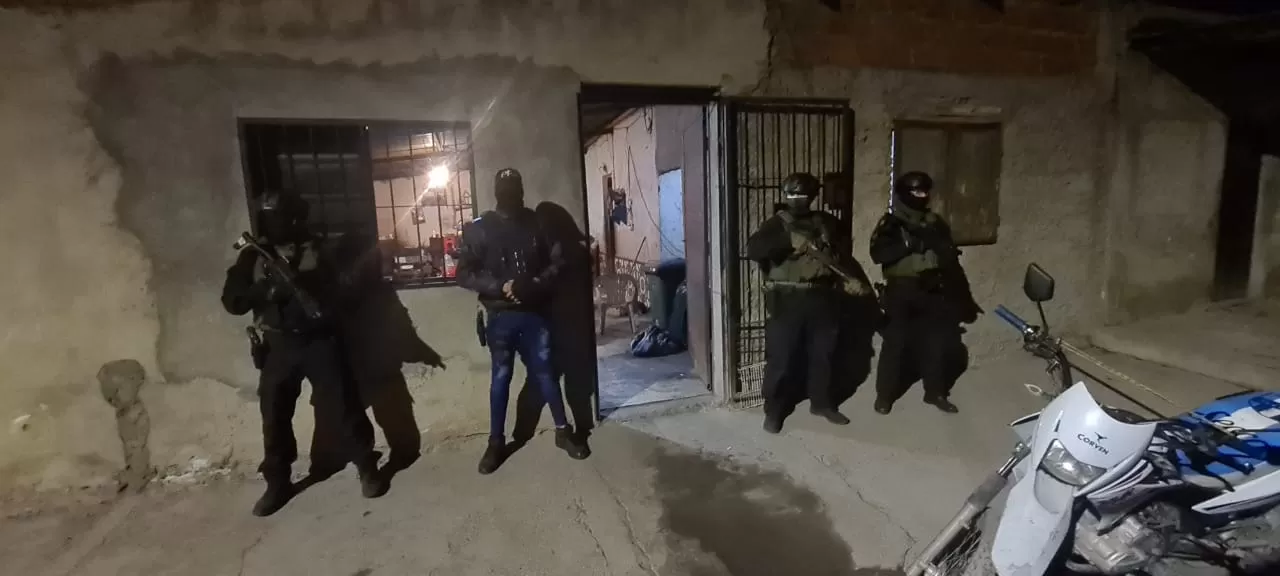 Doce personas fueron detenidas en tres allanamientos por venta de droga