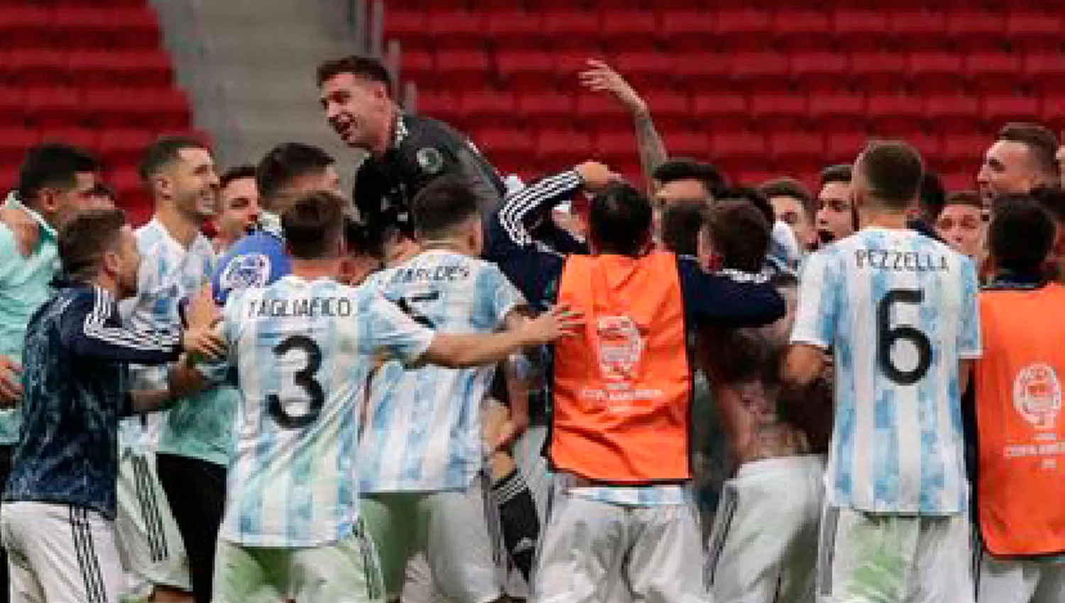 EN LO MÁS ALTO. Emiliano Martínez fue llevado en andas por sus compañeros de Selección.