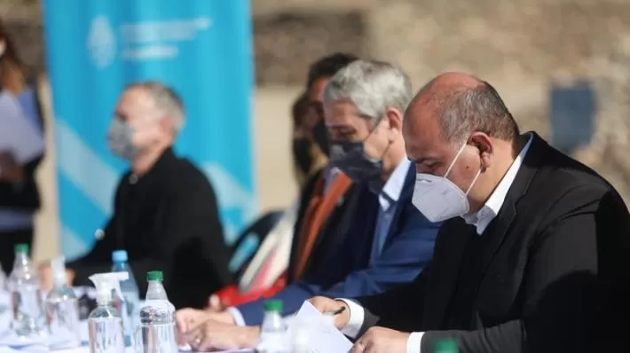 Entrega de las actas de No Objeción Técnica. Foto prensa Gobierno