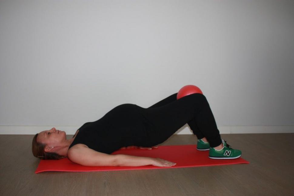 PUENTE. Elevando lento el abdomen estirás los músculos de la espalda. 