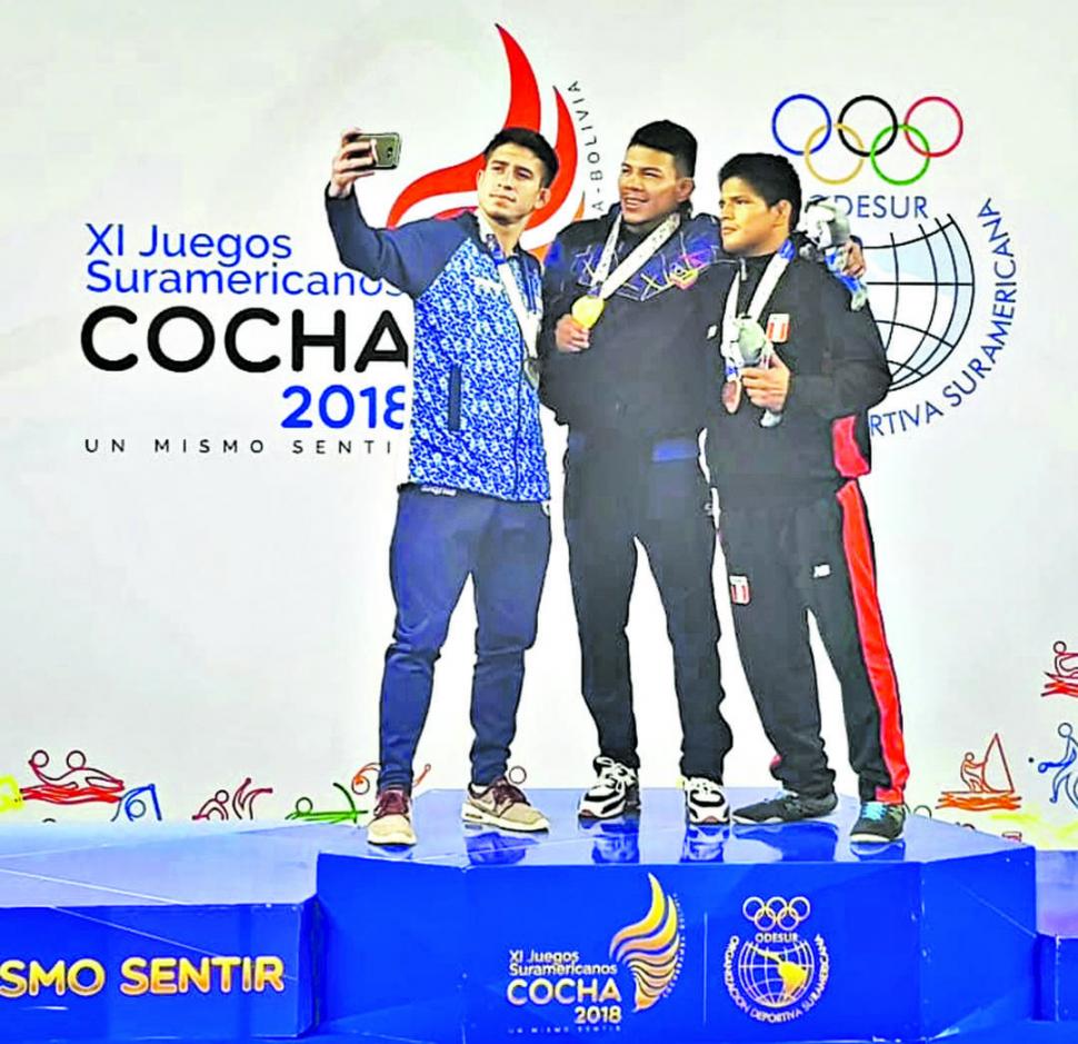 AUTORECUERDO. Destribats saca la selfie desde el segundo escalón del podio en los Juegos Odesur. El cordobés competirá en Tokio en lucha hasta 65 kilos.