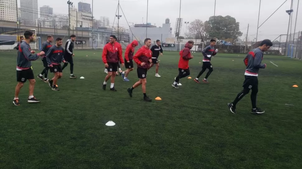 TRABAJOS REGENERATIVOS. El plantel se entrenó ayer por la mañana en Buenos Aires y la mayoría de los ejercicios estuvieron destinados a recuperar el físico de los que jugaron como titulares el lunes pasado. 