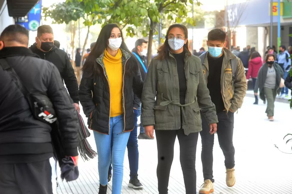 HAY QUE PASAR EL INVIERNO. A partir de agosto la vida volvería lentamente a la normalidad, aunque habrá que seguir cuidándose todo el tiempo. 