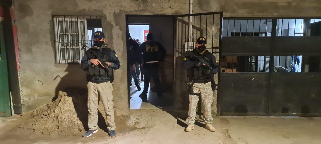 Doce personas fueron detenidas en tres allanamientos por venta de droga